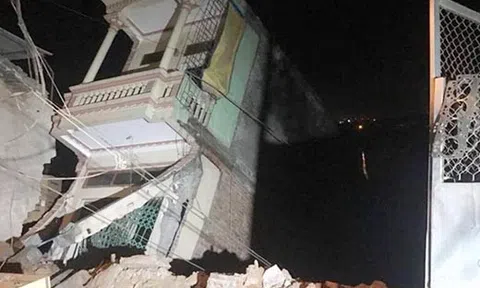 Hòa Bình: 6 ngôi nhà bị nứt gẫy, đổ sập xuống sông Đà